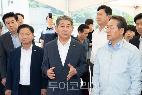 인천광역시의회 정해권 의장이 29일 유정복 인천시장, 인천시의회 김대중 건설교통위원장(국･미추홀구2), 김종배(국･미추홀구4)․유승분(국･연수3) 의원 등과 함께 송도역 KTX복합환승시설 공사 현장을 방문해 사업 추진 현황을 점검하고 있다.