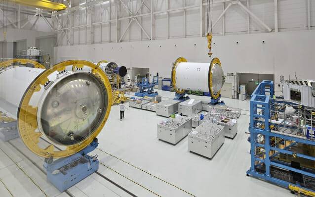 나로우주센터 신조립동에서 막바지 단조립에 들어간 누리호4차 1단과 2단 모습. 실제보면 거대함에 놀라게 된다. (사진=항우연)