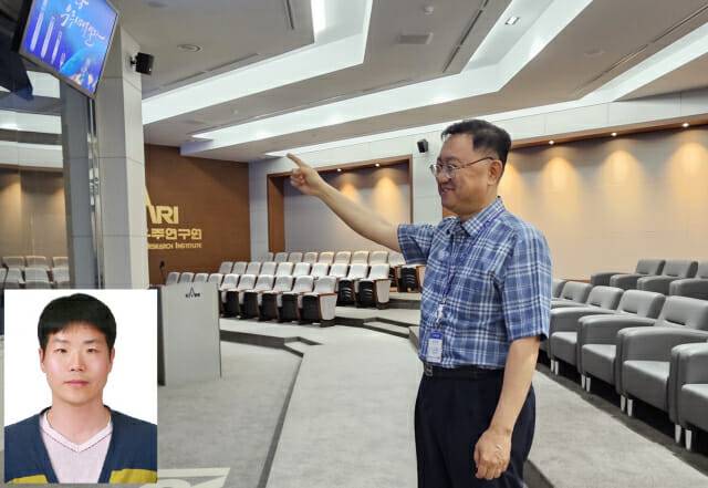 외나로도 발사장 전반에 대해 설명하는 김인성 나로우주센터장. 왼쪽 아래는 박종찬 한국형발사체고도화사업단장이다.