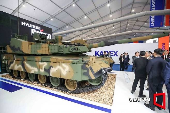 지난해 10월2일 충남 계룡대에서 열린 '대한민국 국제방위산업전시회'에서 현대로템의 K2전차가 전시돼 있다. 강진형 기자.