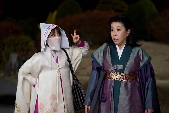 tvN '견우와 선녀'에서 어린 시절 무속 능력에 부모에게 착취와 학대나 마찬가지 취급을 받았던 조이현(왼쪽)을 구조해 키운 신어머니 김미경(오른쪽). 조이현과 극중 악녀로 등장하는 추자현을 마음으로 아끼고 바르게 인도하려 애쓰는 인물로 등장한다. /tvN
