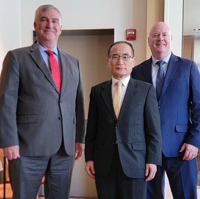 왼쪽부터 프레드 플라이츠 미국우선주의정책연구소(AFPI) 부소장, 위성락 국가안보실장, 스티브 예이츠 헤리티지재단 선임연구원. /플라이츠 제공