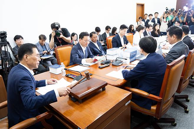 (서울=뉴스1) 유승관 기자 = 김주영 국회 환경노동위원회 고용노동법안심사소위원장이 28일 서울 여의도 국회에서 열린 제427회 국회(임시회) 제1차 고용노동법안심사소위원회에서 의사봉을 두드리고 있다.환노위는 이날 소위를 열고 노동조합 및 노동관계조정법 일부개정법률안(노란봉투법)을 심사한다. 2025.7.28/뉴스1