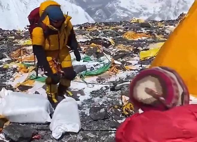 에베레스트에 텐트와 비닐 등 각종 쓰레기들이 쌓여있는 모습. /X(옛 트위터)