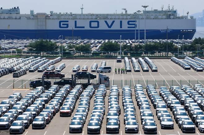 With just three days remaining until the U.S.-Korea tariff negotiation deadline, Korea's export-driven auto industry is on high alert as the EU (European Union), following Japan, has successfully lowered U.S. auto tariffs to 15%. If Korea fails to significantly reduce the current 25% tariff, Korean cars will inevitably lose price competitiveness against Japanese and European vehicles. The photo shows export vehicles awaiting shipment at Pyeongtaek Port in Gyeonggi Province on the afternoon of July 24, 2025. /Park Sung-won