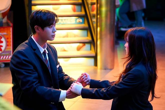 Seong-ah (Cho Yi-hyun) becomes the “human talisman” for Gyeon-woo (Choo Young-woo), who is possessed by the spirit of a student soldier from the Korean War. /tvN