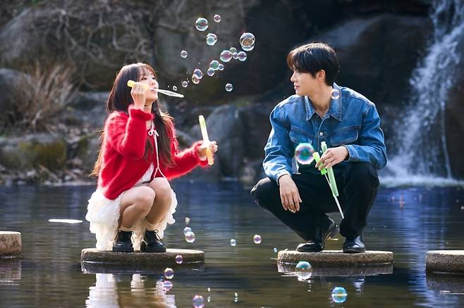 A lighthearted moment between Seong-ah (Cho Yi-hyun) and Gyeon-woo (Choo Young-woo) in "Head Over Heels." /tvN