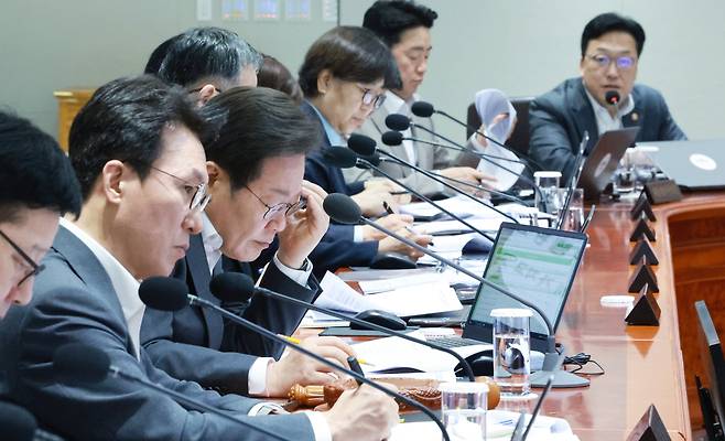 이재명 대통령이 29일 서울 용산 대통령실 청사에서 열린 국무회의를 주재하고 있다. 이날 국무회의에선 산업재해 예방을 주제로 한 토론이 이뤄졌고, 이 토론회가 생중계됐다./뉴시스