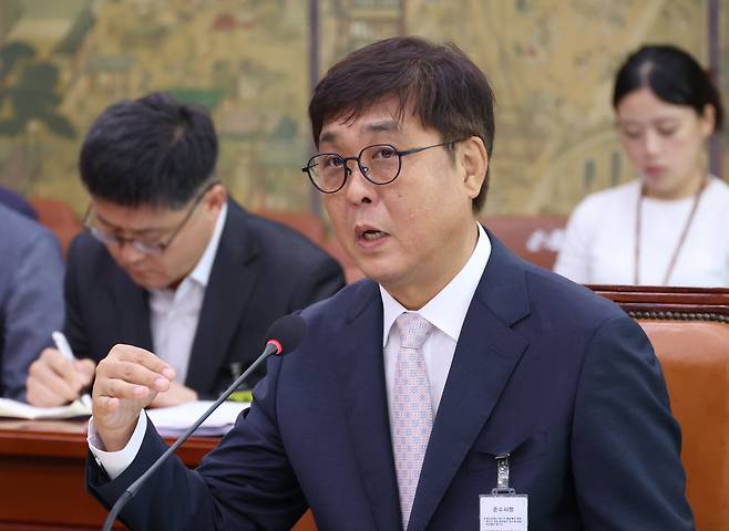 최휘영 문화체육관광부 장관 후보자가 29일 서울 여의도 국회 문화체육관광위원회에서 열린 인사청문회에서 의원질의에 답하고 있다./뉴시스