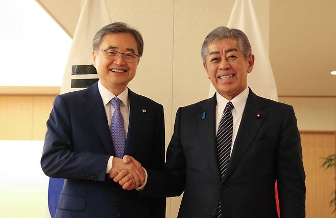 조현 외교부 장관(왼쪽)과 이와야 다케시 일본 외무상이 29일 일본 도쿄 외무성에서 한일 외교장관 회담에 앞서 악수하고 있다. /연합뉴스