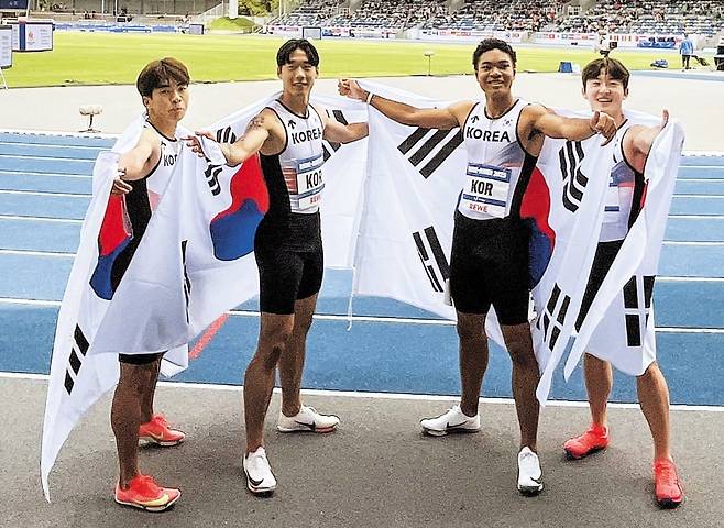 27일 U대회 육상 남자 400m 계주에서 우승한 김정윤(왼쪽부터), 이재성, 나마디 조엘진, 서민준./대한육상연맹