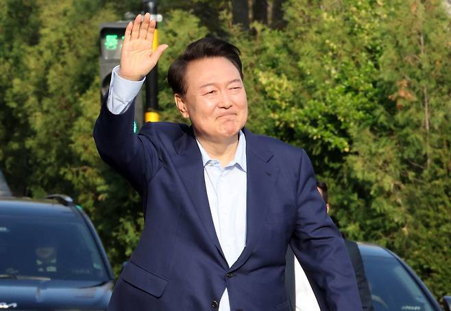 윤석열 전 대통령이 헌법재판소 파면 결정 후 일주일 만인 지난 4월 11일 오후 서울 용산구 한남동 대통령 관저를 떠나며 지지자들에게 손을 흔들어 인사하고 있다. /사진공동취재단
