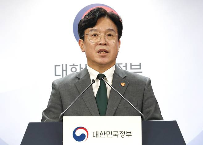김영훈 고용노동부 장관이 29일 서울 종로구 정부서울청사에서 노동조합 및 노동관계조정법 개정안 관련 브리핑을 하고 있다. /뉴스1