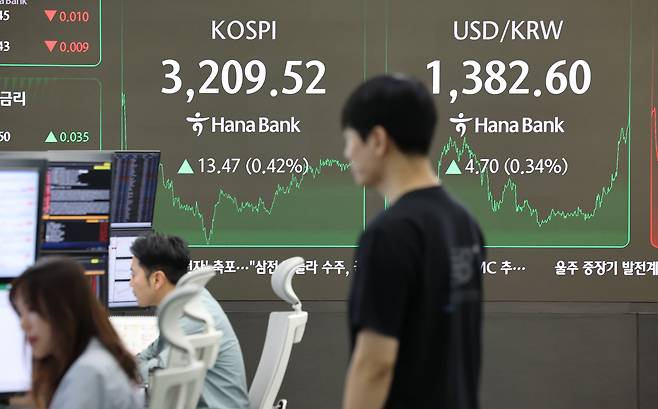 28일 서울 중구 하나은행 본점 딜링룸에서 직원들이 업무를 보고 있다. /연합뉴스