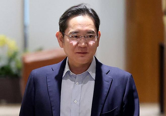 이재용 삼성전자 회장이 미국 출장을 마치고 13일 오후 서울 강서구 서울김포비지니스항공센터를 통해 귀국하고 있다. /뉴스1