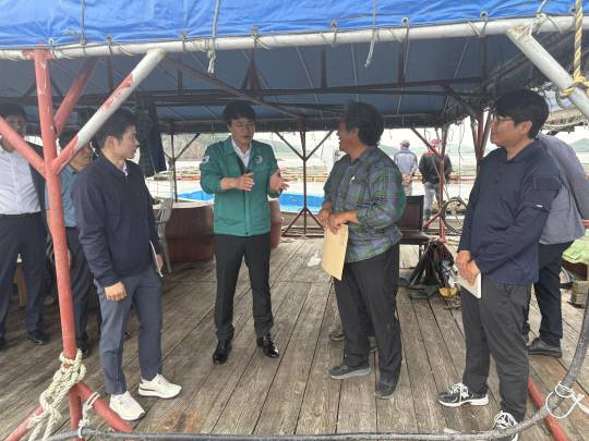 전상욱 충남도 해양수산국장(왼쪽 두번째)과 관계자들이 고수온에 대비해 현장에서 사전점을 하고 있다. 충남도 제공.