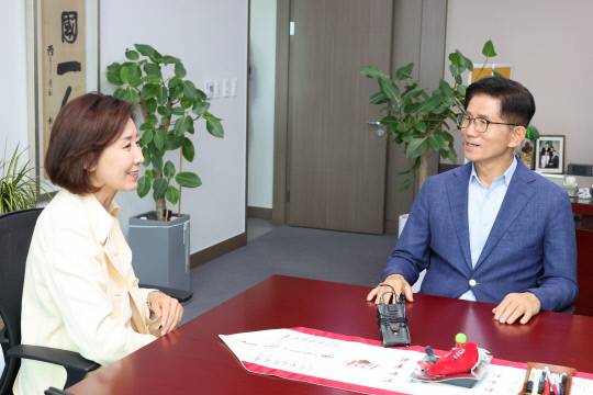 국민의힘 8·22 전당대회 당 대표 선거에 나선 김문수 전 고용노동부 장관이 29일 서울 여의도 국회 의원회관에서 나경원 의원과 만나 대화하고 있다. 연합뉴스