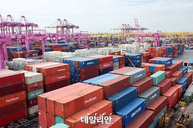 인천 연수구 인천신항 컨테이너 터미널에 컨테이너가 쌓여있다.ⓒ뉴시스