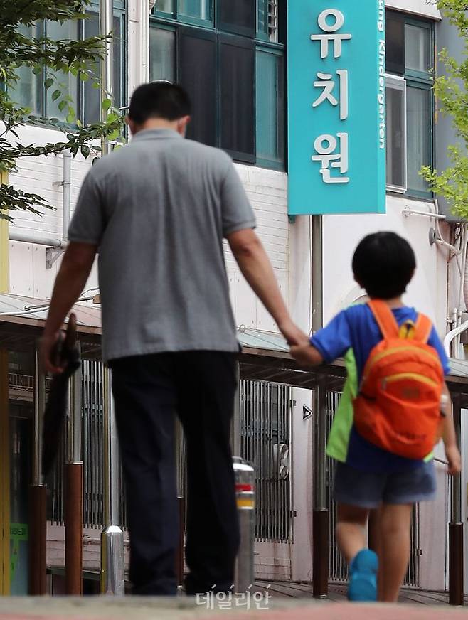한 유치원 앞에서 보호자가 자녀와 함께 등원하고 있다. ⓒ뉴시스