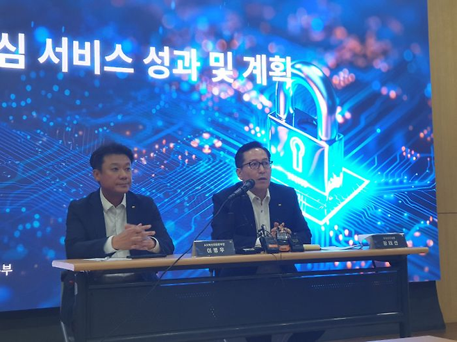 황태선 KT 정보보안실장(오른쪽)이 15일 오전 서울 광화문 인근에서 열린 ‘KT 고객 안전·안심 브리핑’에서 질의응답에 답하고 있다.ⓒ데일리안 조인영 기자