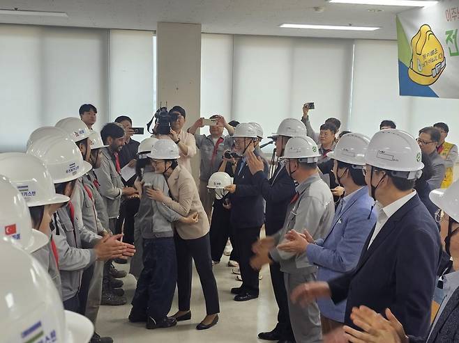 전남 해남군 대한조선 사무실에서 지난달 27일 열린 이주노동자 안전모 전달식 모습. 전남도와 전남노동권익센터는 이주노동자 이름이 적힌 안전모를 전달하며 이름 불러주기 운동을 전개했다. 전남도 제공