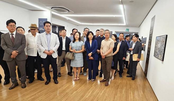28일 대구 북구 어울아트센터에서 개막한 ‘광복 80년, 북구 80년’ 다큐멘터리 영상 시사회 및 사진전에서 배광식 북구청장(앞줄 왼쪽) 등이 사진 작품을 감상하고 있다. 대구 북구 제공