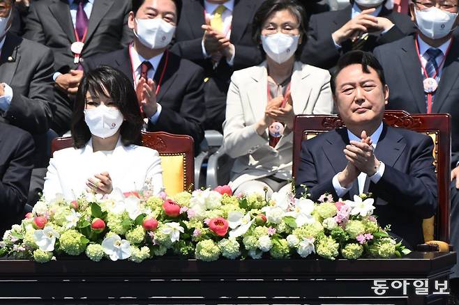 2022년 5월 10일 20대 대통령 취임식에 참석한 윤석열 전 대통령 부부. 취임식에 특별초청을 받은 인사 중 30여 명은 ‘3대 특검’ 수사 대상에 오른 것으로 드러났다. 동아일보 DB