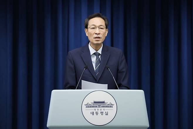 우상호 정무수석이 28일 서울 용산 대통령실에서 오는 8월 15일 광화문 광장에서 개최되는 ‘대통령 국민 임명식’ 관련 브리핑을 하고 있다. 2025.07.28 [서울=뉴시스]