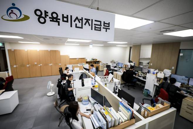 1일 서울 중구 양육비이행관리원 양육비선지급부에서 직원들이 업무를 보고 있다.  2025.07.01. [서울=뉴시스]