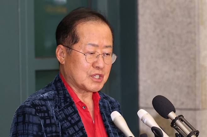 국민의힘 대선 후보 경선에서 탈락한 뒤 정계 은퇴를 선언하고 하와이에 체류했던 홍준표 전 대구시장이 17일 인천 중구 인천국제공항 제1터미널을 통해 귀국해 발언하고 있다. 2025.06.17 [인천공항=뉴시스]