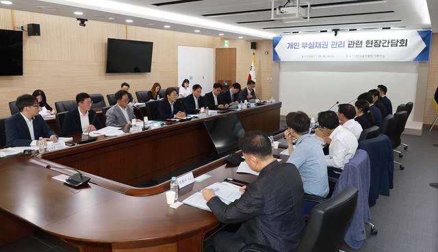 권대영 금융위원회 부위원장이 29일 오전 서울 중구 서민금융진흥원에서 채무자에 대한 채무상담 등 현장 경험이 풍부한 민간 전문가, 유관기관과 함께 개최한 개인 연체채권 관리 관련 현장 간담회에서 금융회사등의 개인 연체채궈 관리실태 파악 및 개선방향에 대해 논의했다. [금융위원회 제공]