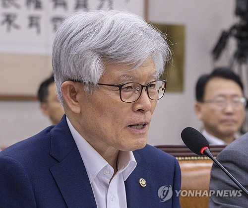 최동석 인사혁신처장이 22일 국회에서 열린 국회 법제사법위원회 전체 회의에 출석해 의원 질의에 답하고 있다.  [연합뉴스]