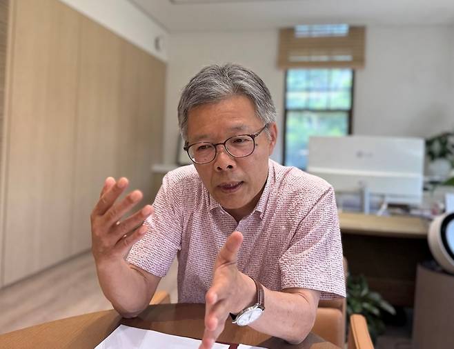 윤성택 고려대 연구부총장 겸 라이즈사업단장이 29일 인터뷰에서 고려대의 라이즈 사업 비전에 관해 설명하고 있다. (사진=이지희 기자)
