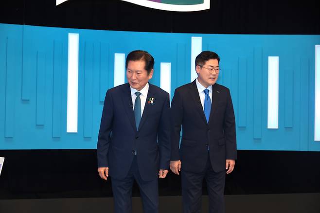 더불어민주당 정청래, 박찬대 당대표 후보가 지난 16일 서울 목동 SBS 스튜디오에서 열린 더불어민주당 당대표 후보 토론회에서 기념 촬영을 마친 후 자리로 향하고 있다.