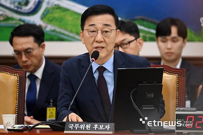 김윤덕 국토교통부 장관 후보자가 29일 서울 여의도 국회 국토교통위원회에서 열린 인사청문회에서 질의에 답하고 있다.  이동근기자 foto@etnews.com