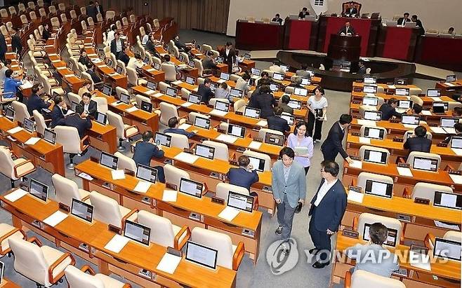 국민의힘 박수민 의원이 2024년 8월 1일 오후 열린 국회 본회의에서 야당이 단독 의결한 '전국민 25만원 지원법'(민생회복지원금 특별조치법) 상정을 반대하는 필리버스터(무제한 토론을 통한 합법적 의사진행 방해)를 시작하자 민주당 의원들이 이석하고 있다.