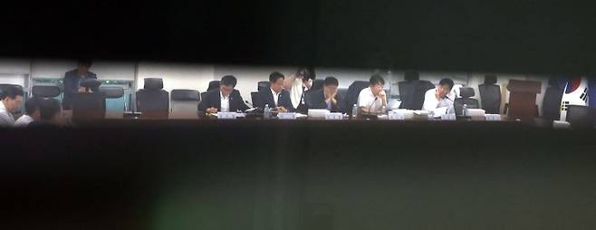 이형일(왼쪽 세번째)기획재정부 1차관과 허영(오른쪽 네번째) 더불어민주당 정책수석부대표 등이 29일 오전 서울 여의도 국회에서 열린 당정협의에서 배당소득 분리과세 등 세제개편 논의를 하고 있다. 사진=뉴시스