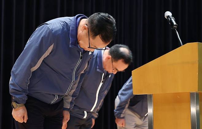 정희민 포스코이앤씨 대표이사가 29일 오후 인천 연수구 포스코이앤씨 송도사옥에서 고속국도 공사 현장 사망사고와 관련해 사과문을 발표 후 고개 숙여 인사하고 있다. 사진=뉴스1