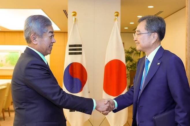 조현 외교부 장관(오른쪽)과 이와야 다케시 일본 외무상이 29일 일본 도쿄 외무성에서 한일외교장관 회담에 나서며 악수하고 있다. 외교부 제공