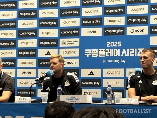 에디 하우 뉴캐슬유나이티드 감독과 댄 번. 김정용 기자