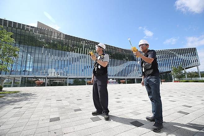 지난 21일 경북 경주시 화백컨벤션센터에서 대구지방환경청 화학안전관리단 관계자들이 대기중 유해물질 농도를 측정하고 있다.(사진=저작권자(c) 연합뉴스, 무단 전재-재배포 금지)