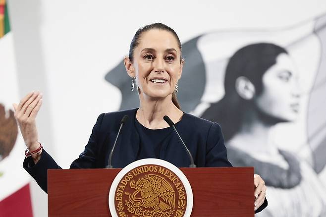 클라우디아 멕시코 셰인바움 대통령이 지난 25일 멕시코시티의 대통령궁에서 열린 일일 기자회견에서 발언하는 모습. EPA 연합뉴스