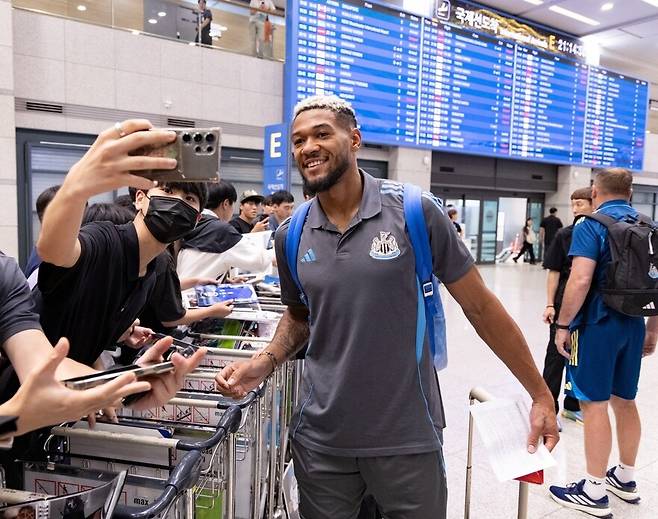 사진으로 보는 뉴캐슬 입국 현장. 쿠팡플레이 제공