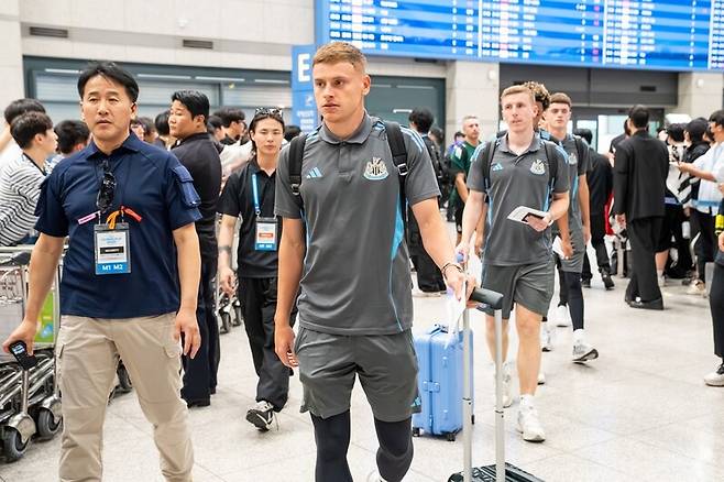 사진으로 보는 뉴캐슬 입국 현장. 쿠팡플레이 제공