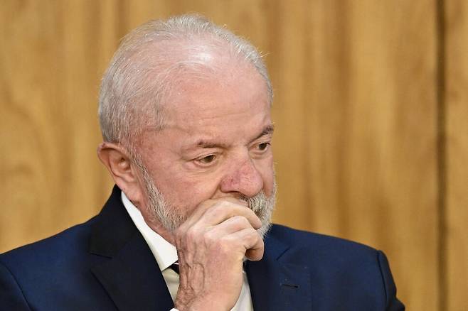 28일 루이스 이나시우 룰라 다시우바 대통령이 브라질 브라질리아 플라날토궁에서 새로운 수출 장려 법안 서명식에 참석해 생각에 잠겨 있다. AFP연합뉴스