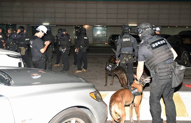 지난 21일 인천 송도국제도시 아파트에서 60대 남성이 아들을 사제총기로 살해한 뒤 체포됐다. 경찰이 21일 집에 폭발물을 설치했다는 피의자 진술을 토대로 서울 도봉구 피의자 자택을 수색하고 있다. 서울소방재난본부 제공