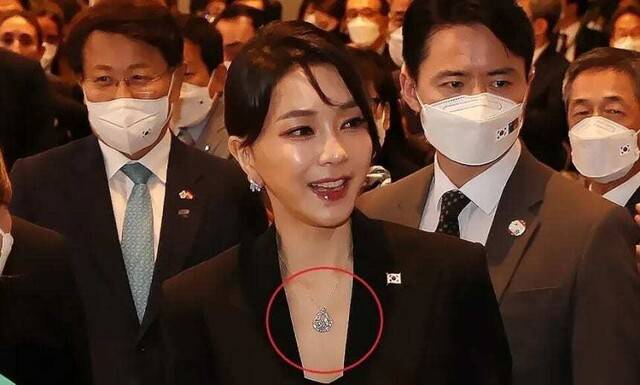 윤석열 전 대통령의 부인 김건희 여사가 2022년 6월 스페인 마드리드에서 열린 동포 만찬간담회에 참석하고 있다. 연합뉴스