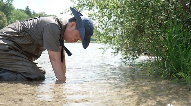 자연하천으로 복원된 독일 뮌헨의 이자르강을 찾아가 깨끗한 물속에 들어간 최승호 피디. 뉴스타파 제공