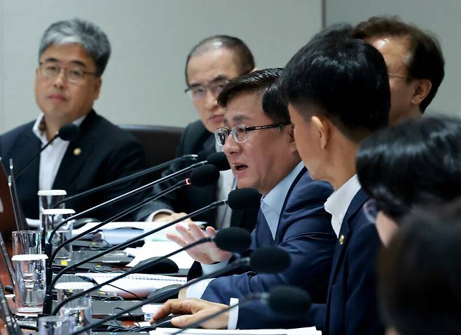 김성환 환경부 장관이 29일 서울 용산 대통령실에서 열린 국무회의에서 산불, 산사태와 관련해 발언하고 있다. 연합뉴스.