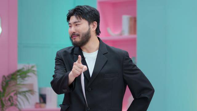 넷플릭스 연애 리얼리티 예능 프로그램 '모태솔로지만 연애는 하고 싶어'에서 '썸메이커'로 나선 가수 카더가든이 담당 출연자를 향해 촌철살인 멘트를 날리고 있다. 넷플릭스 제공